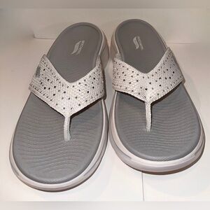 Skechers Arch Fit GoWalk Rhinestone Sandals Flip Flops Dazzle White size 9